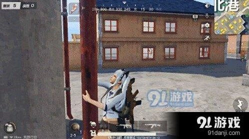 荒野行动实用爬水管方法